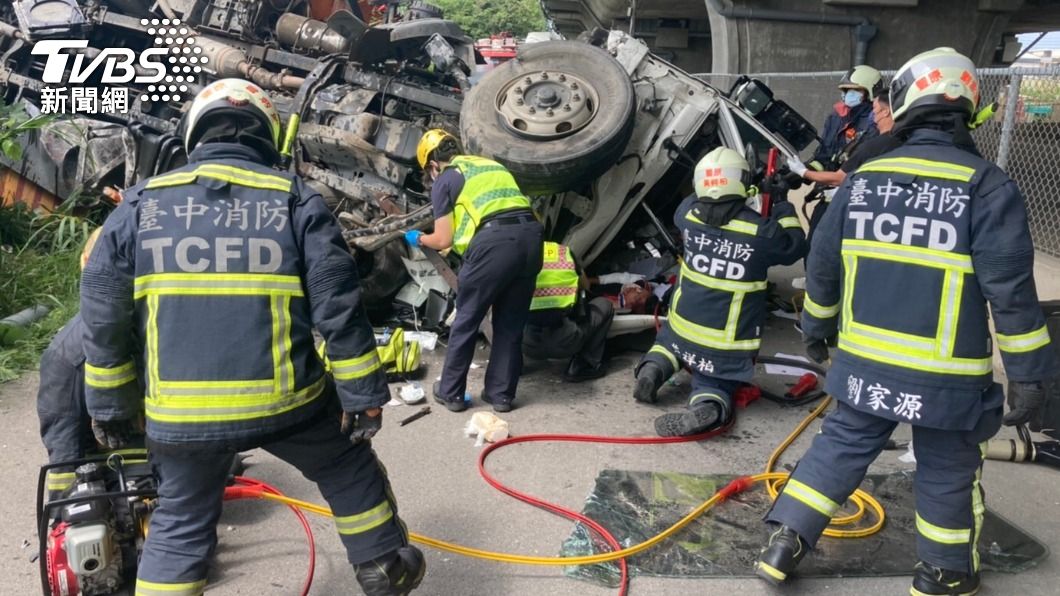 大型吊臂車駕駛受困車內,消防合力將人救出。(圖/消防提供)