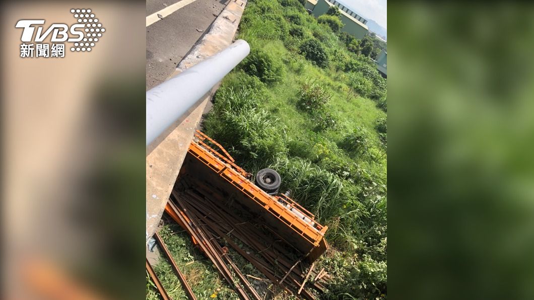 大型吊臂車從國道4號翻落。(圖/消防提供)