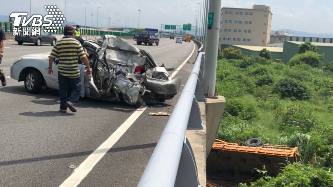 兩車猛撞,大型吊臂車從國道4號翻落、轎車後車身嚴重毀損。(圖/消防提供)