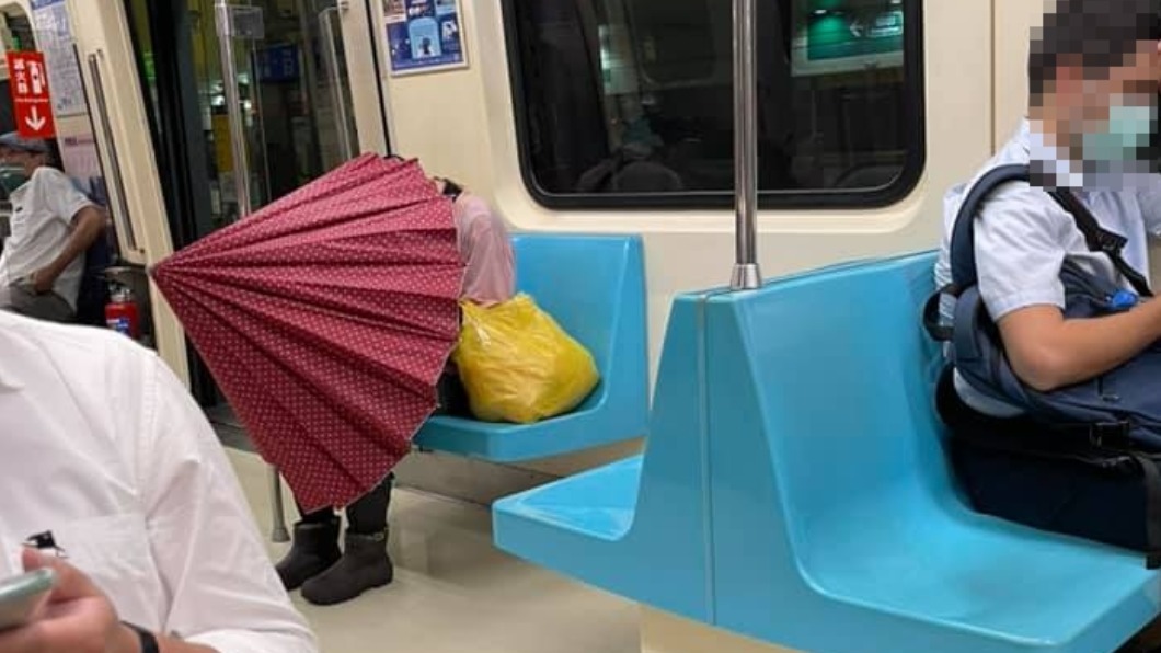 奇葩！女主播驚見捷運內「撐傘」　網笑：防疫滴水不露