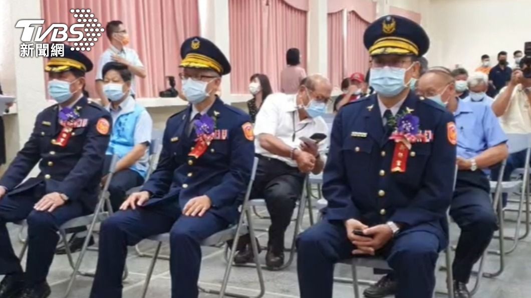 江建忠榮陞宜蘭三星警分局長(右一)。(圖/TVBS)