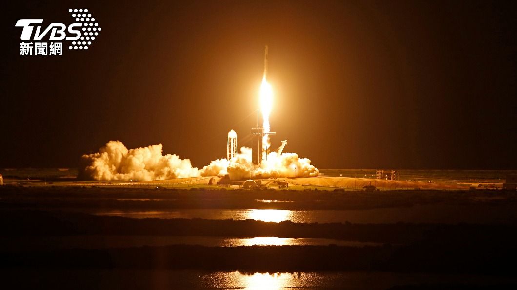 巨大火球劃破天際 SpaceX首載平民太空船升空