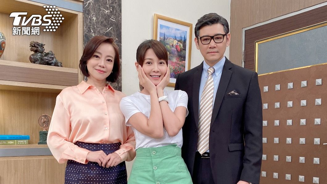 左起范瑞君、謝京穎、陳熙鋒演出一家人。(圖/民視提供)