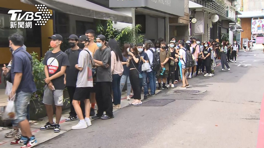 今日一早展場外就聚集了許多粉絲（圖／TVBS）