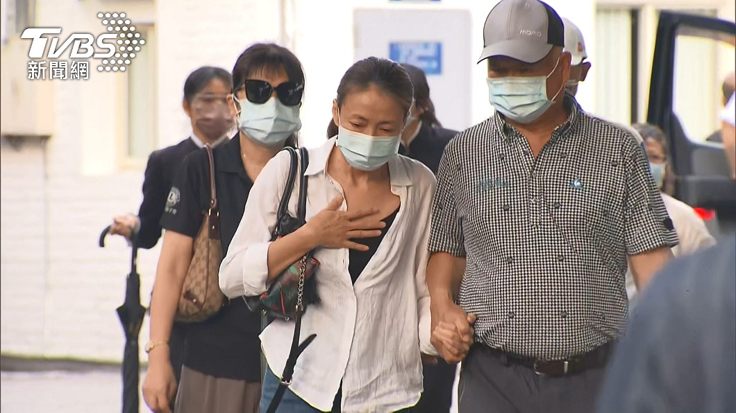 往生室淚別龍劭華!柯淑勤揭「結拜關係」哭到換不了氣