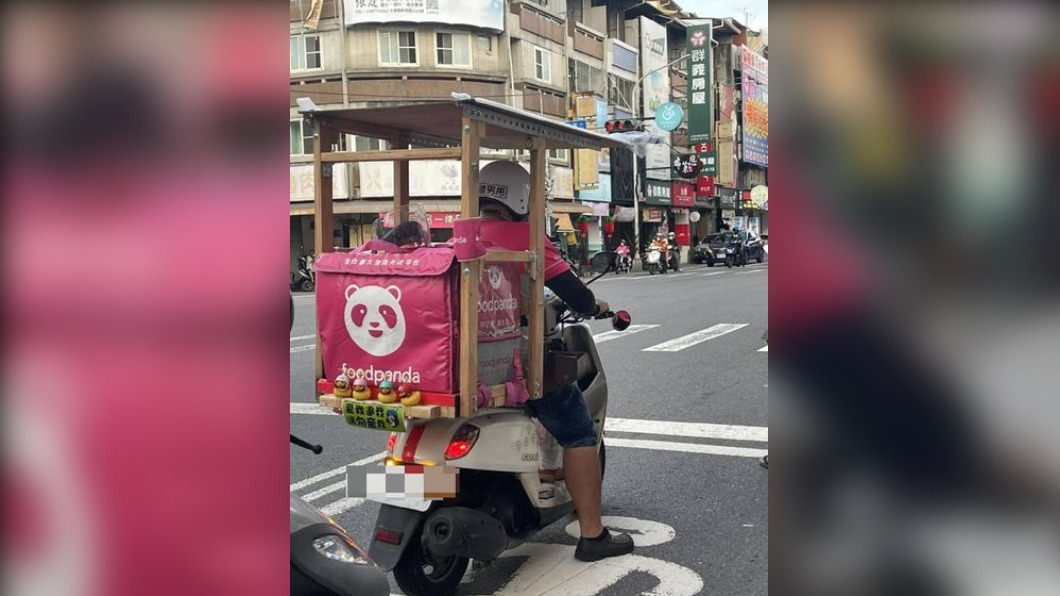 外送員找聶小倩?他自製遮陽頂 網笑:寧采臣上線