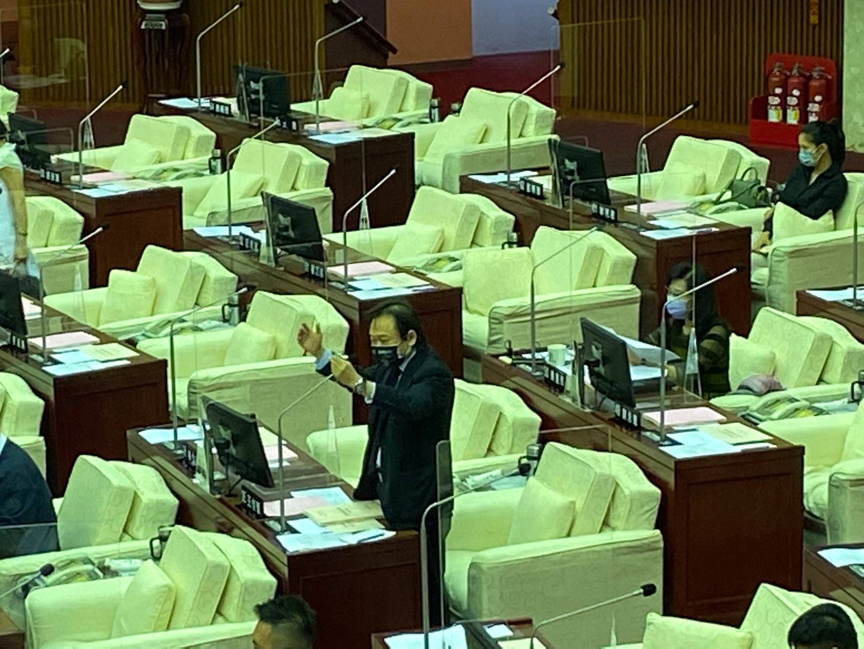 王世堅在市議會送柯文哲「魔戒」。（圖／翻攝自王世堅臉書）