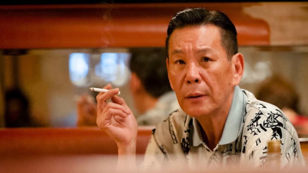 龍劭華在電影《愛琳娜》中飾演國營企業的退休勞工。（圖／翻攝自《愛琳娜》官網）