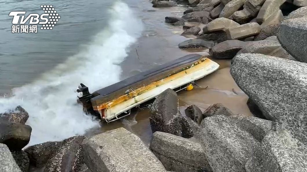 舢舨船遭海浪襲擊，導致吳姓男子落海。（圖／TVBS）