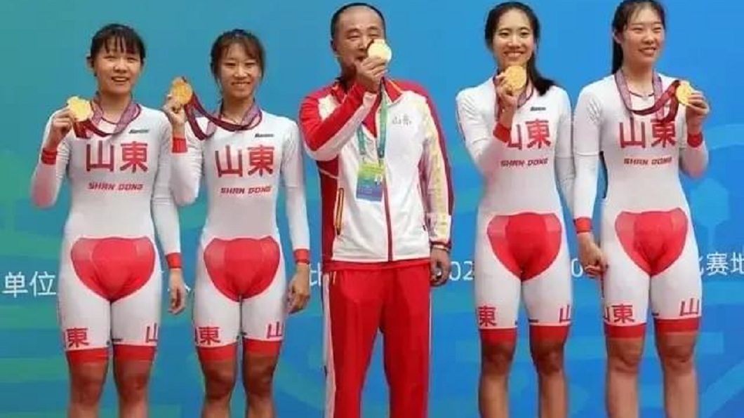 陸女子自行車隊服「重要部位一片紅」　網驚：這什麼美學