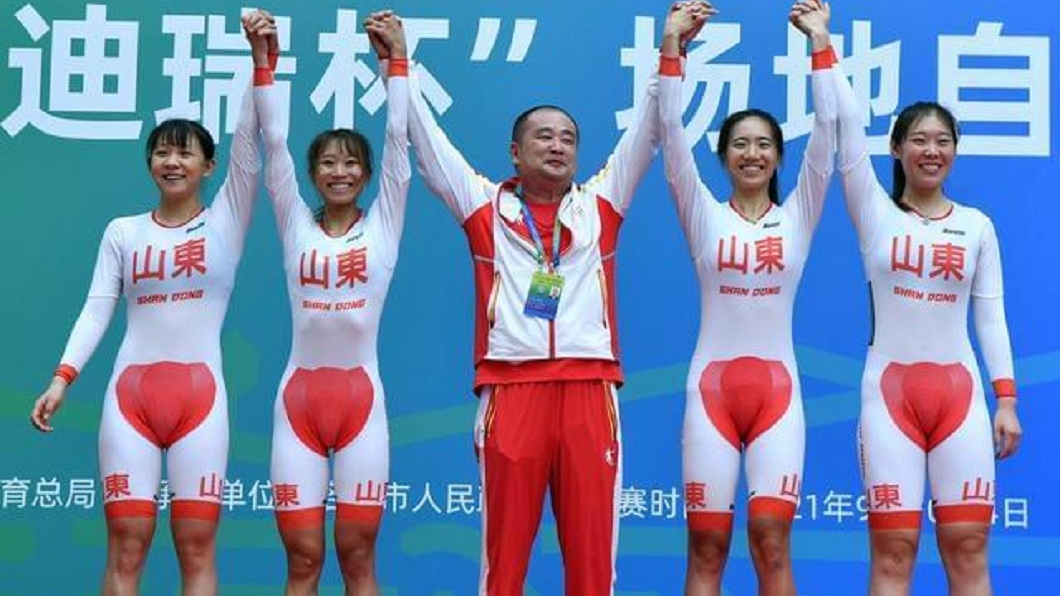不過眾人關注焦點全在服裝上,尤其是重要部位的地方。(圖/翻攝自搜狐新聞)