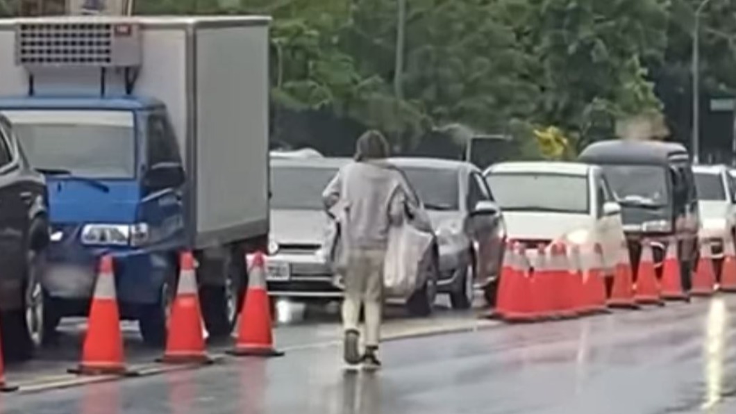 網友貼出照片表示,這名女子先前在台東出沒。(圖/翻攝自爆廢公社公開版 臉書)