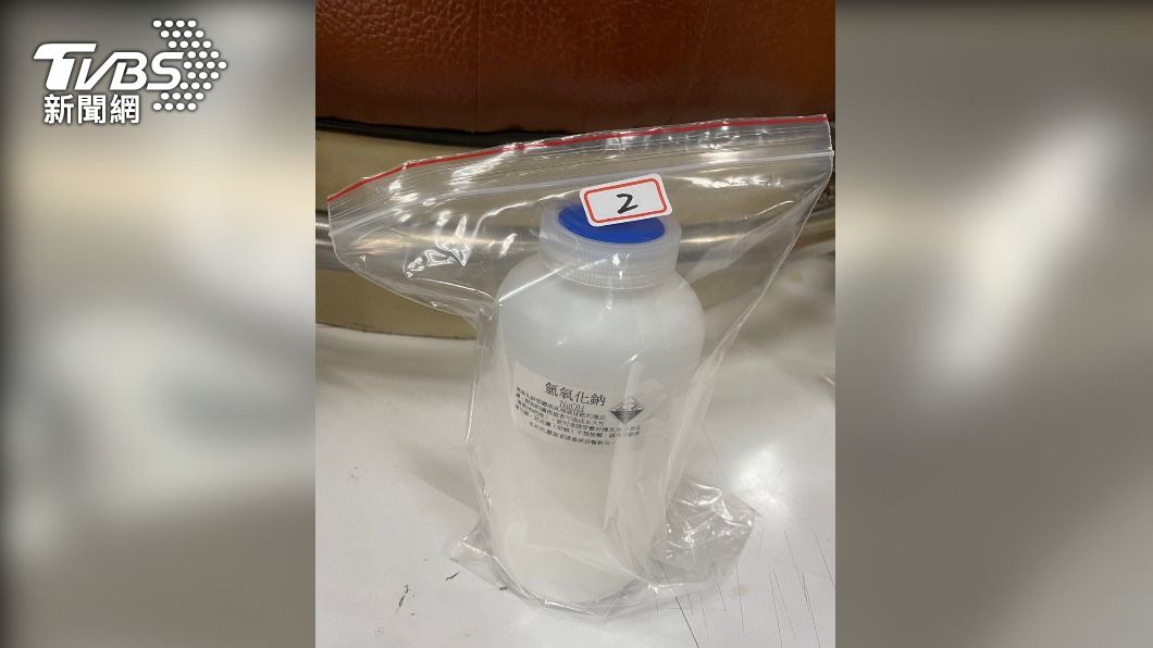警方查扣相思樹皮粉末、有機溶劑、化學藥劑,以及PH值酸鹼計盤等證物。(圖/刑事局南打提供)