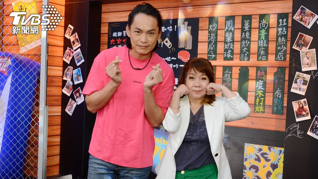 黃鐙輝日前與萁媽接受TVBS新聞網的採訪。(圖/TVBS)