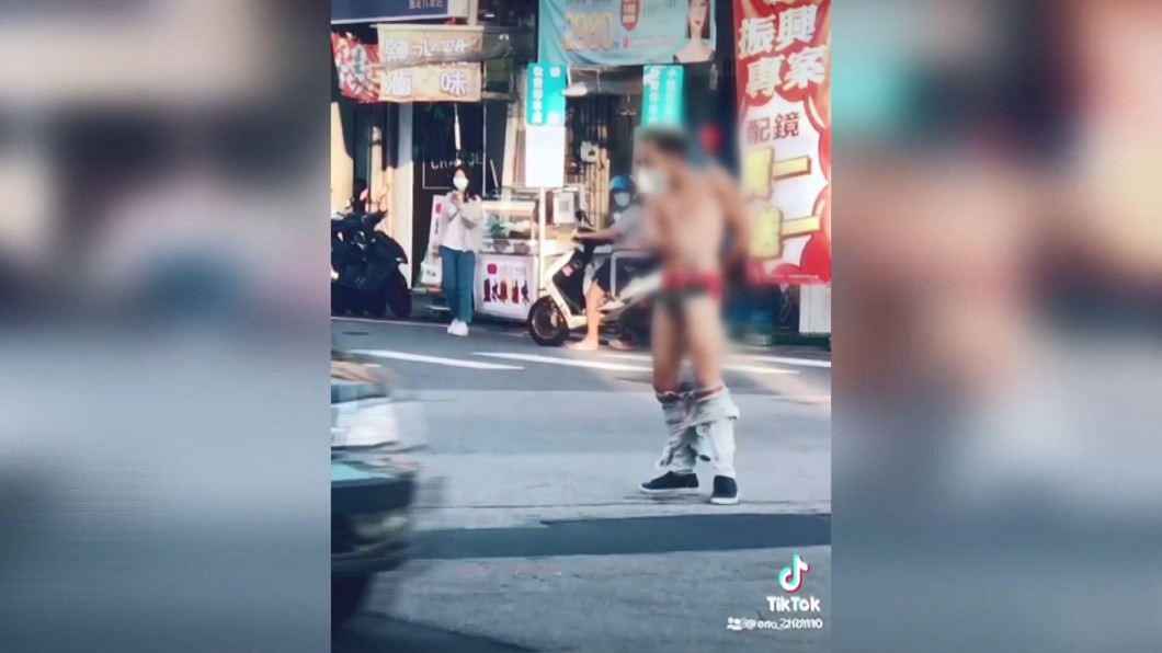 跳舞哥曾在一中商圈脫衣脫褲跳舞。(圖/翻攝自臉書社團)
