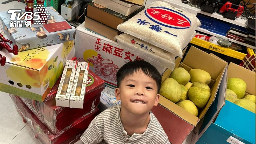 黃鐙輝一家人隔離收到超多物資。(圖/萁媽提供)
