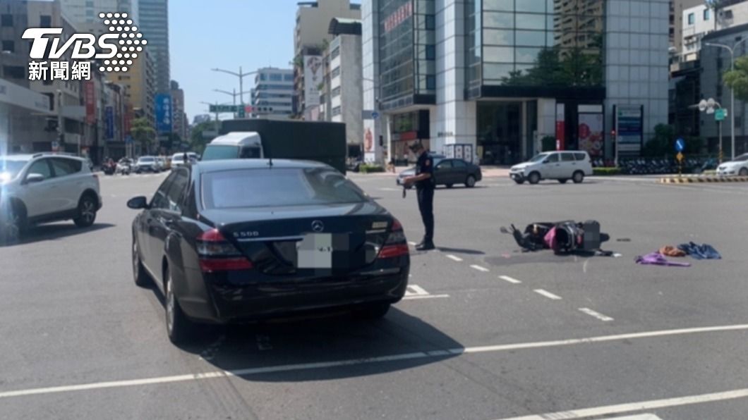 機車內的物品散落一地。（圖／TVBS）