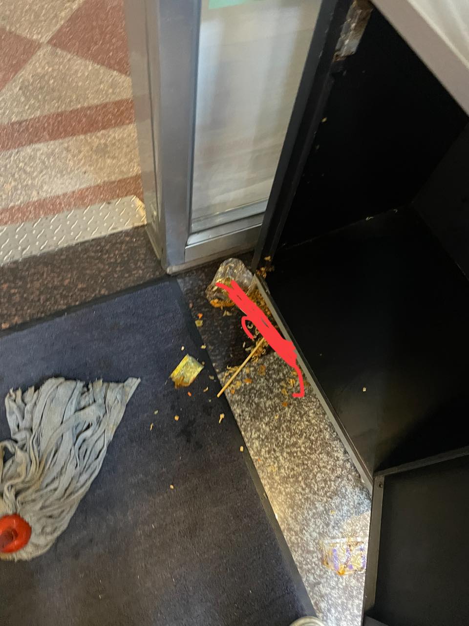 超商店員還得收拾奧客打翻的湯麵。(圖/翻攝自爆怨公社臉書)