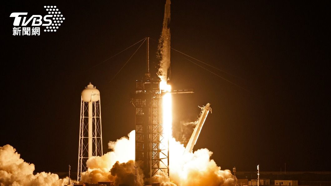 美國太空飛行公司SpaceX週三搭載了4名完全沒有太空專業背景的乘客上太空。(圖/達志影像路透社)
