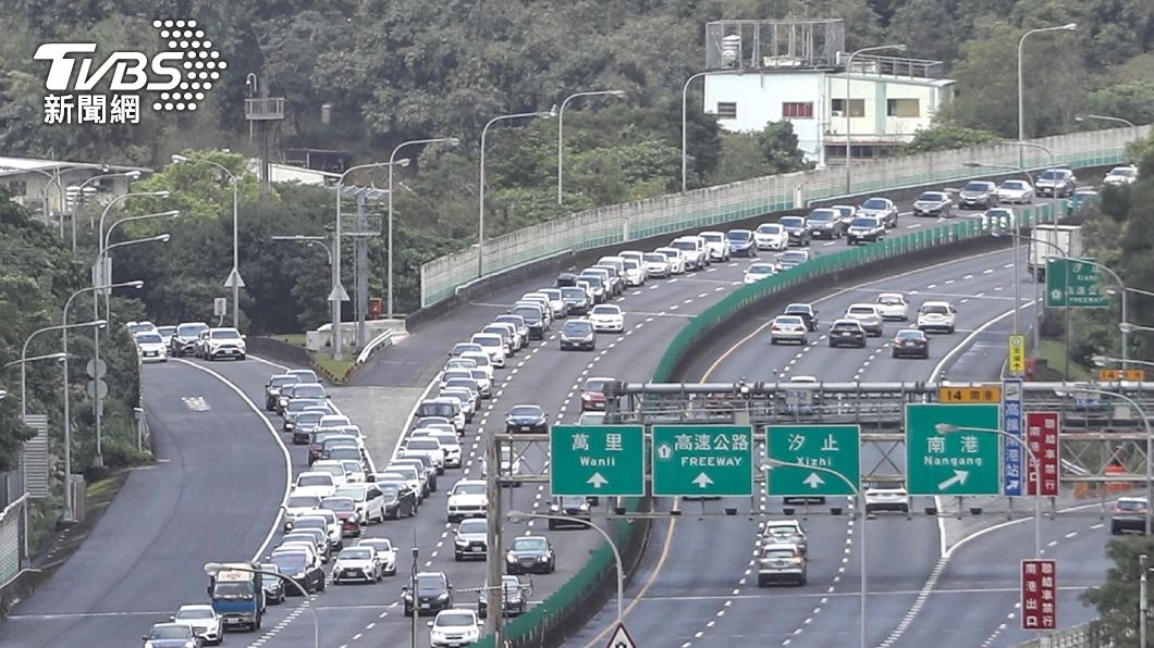 中秋連假前夕返鄉車潮湧現 國5南下上午9時起易塞
