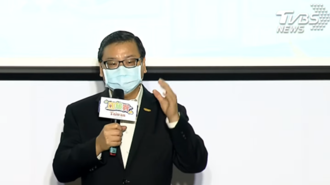 交通部觀光局長張錫聰說明國旅券使用範圍。（圖／TVBS）