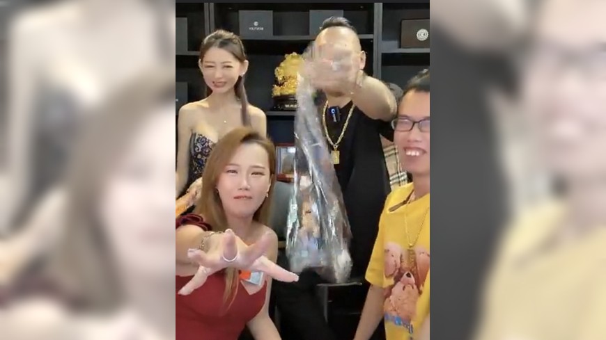 辣妹和鄧佳華安全之吻後,哭喊賺錢很辛苦。(圖/翻攝自蘭庭精品臉書)