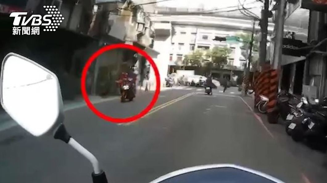 巡邏員警發現沈姓男子逆向違規。(圖/TVBS)