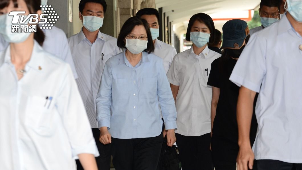 金鐘視帝龍劭華驟逝 「總統蔡英文」親赴靈堂致意