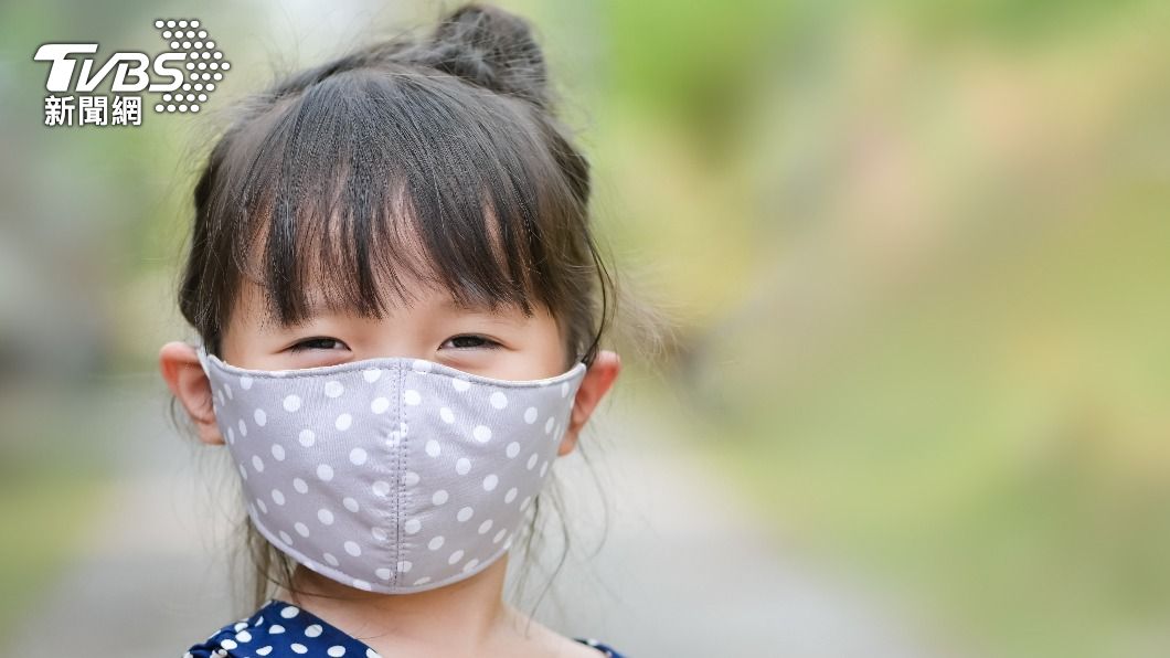 醫師表示雖然有幼童化趨勢，但兒童的重症機率低於成人。（圖／shutterstock達志影像）