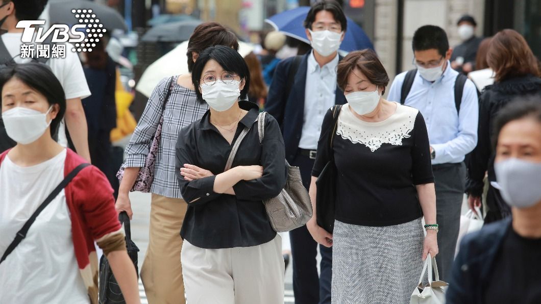 專家示警日本入冬後恐怕再面臨新一波疫情。(圖/AP)