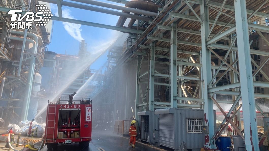 高雄大林煉油廠氫氣驚外洩！大批警消灑水戒護中
