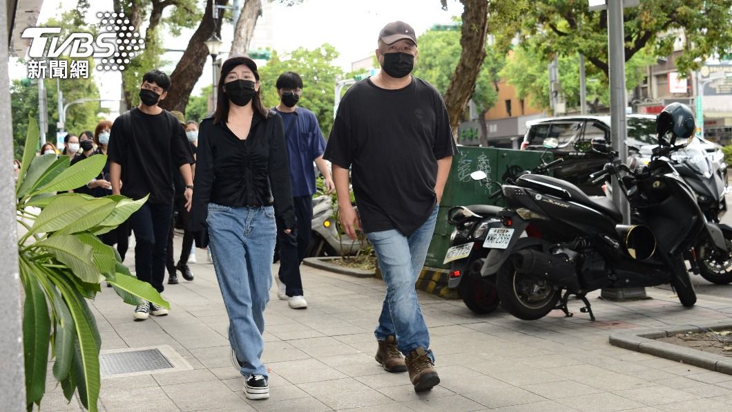 《花甲》劇組赴靈堂弔唁！王彩樺淚送「龍劭華最後一程」