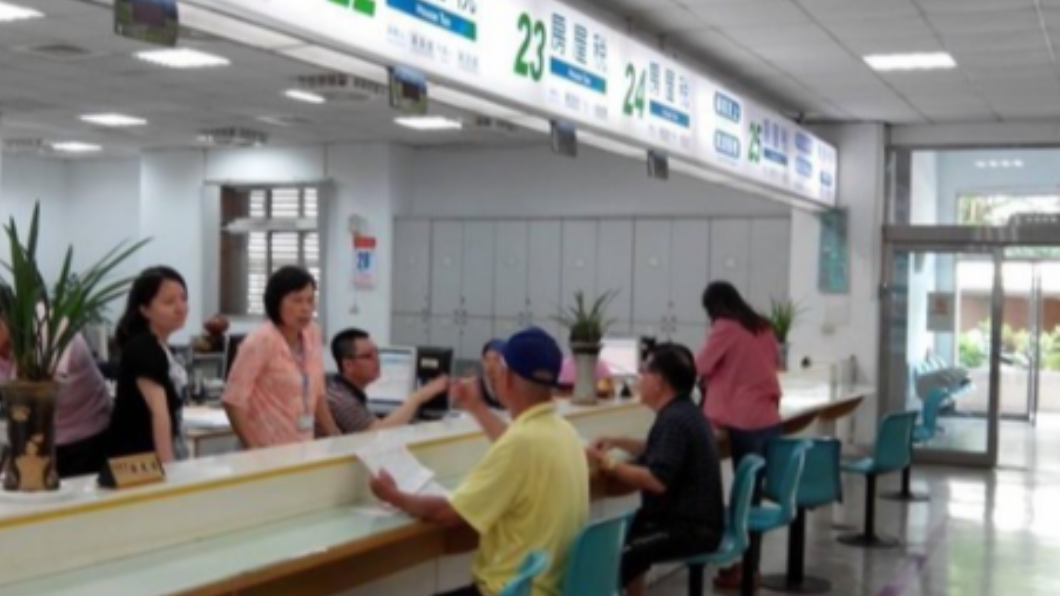 蔣女從2017年至今共請假701天，還領了百萬薪資引發爭議。（圖非當事人／翻攝自南投縣稅務局臉書）