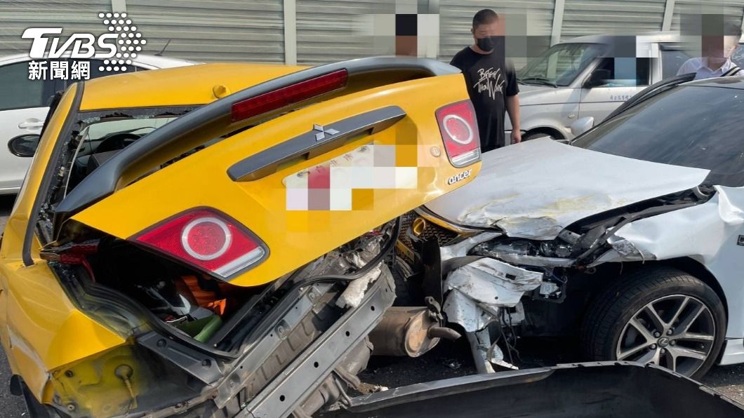 小黃拋錨卡台1線高架!運將下車叩警 下1秒後車高速撞