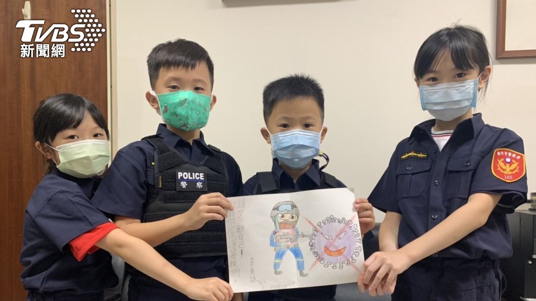 小朋友存2年零用錢　買防疫物資送警、附暖心畫作