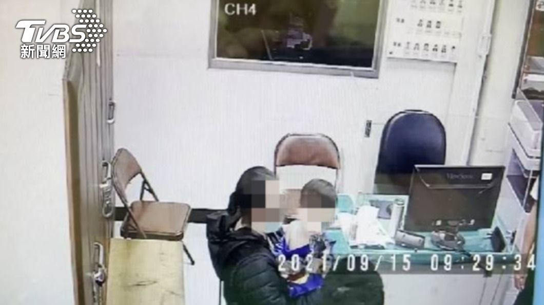 走失的2歲男童投入媽媽的懷抱。(圖/警方提供)