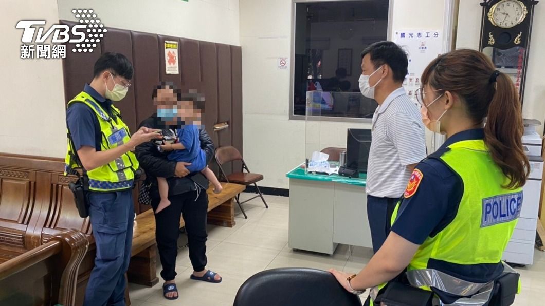 走失的2歲男童投入媽媽的懷抱。(圖/警方提供)