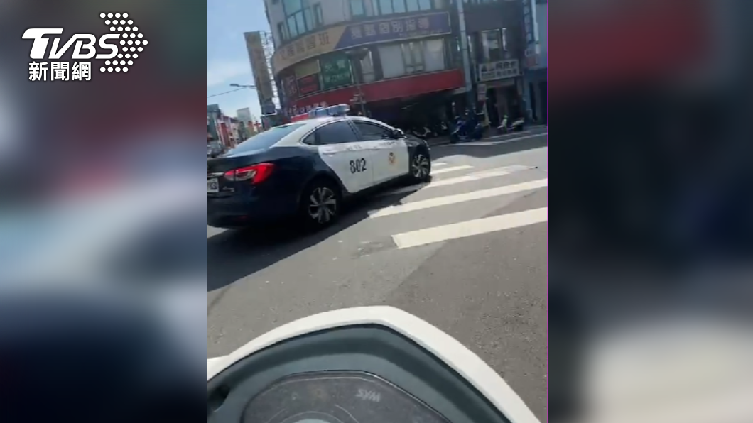 員警沿路廣播,請2歲男童的家人至派出所認領孩子。(圖/警方提供)