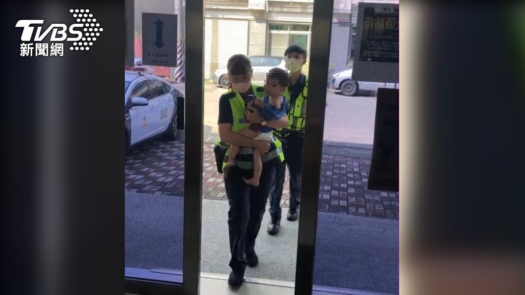 2歲男童走失,員警立即將他帶回派出所安置。(圖/警方提供)