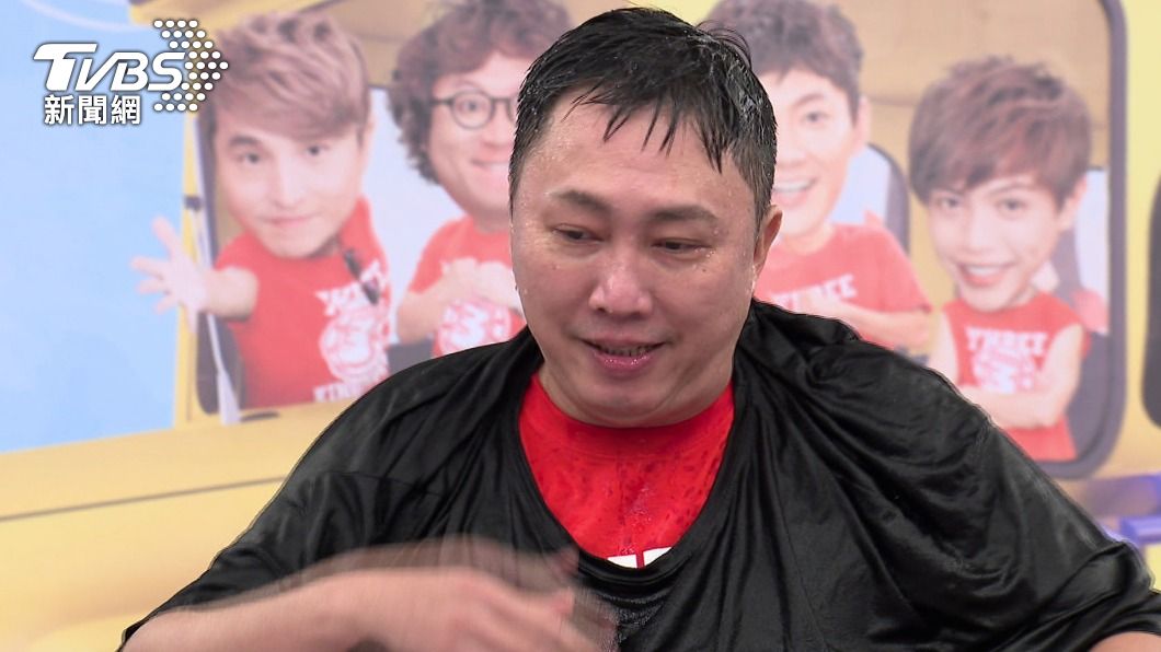 趙正平敬業套上濕衣服。（圖／台視提供）