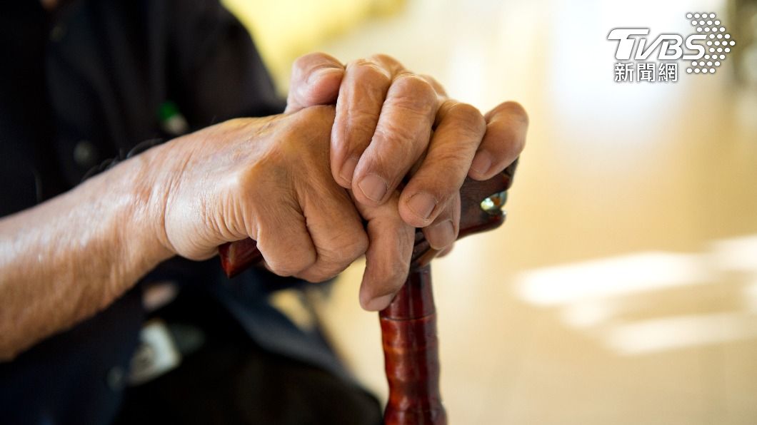 「死亡老翁」30年後突現身!手握當年車票家人嚇傻