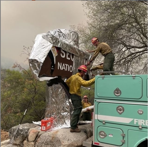 消防員正在鋪上鋁製的防火毯。（圖／翻攝自《sequoiakingsnps》IG）