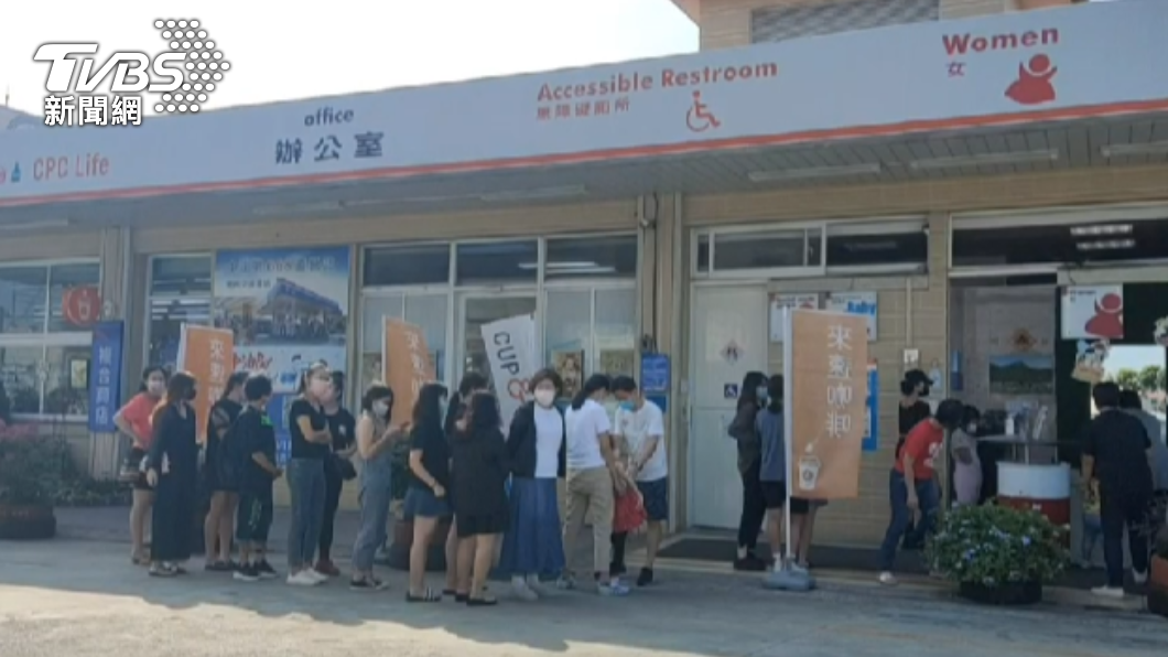 中秋連假首日,國道湧車潮,沿途加油站或便利商店出現排隊人潮。(圖/TVBS)