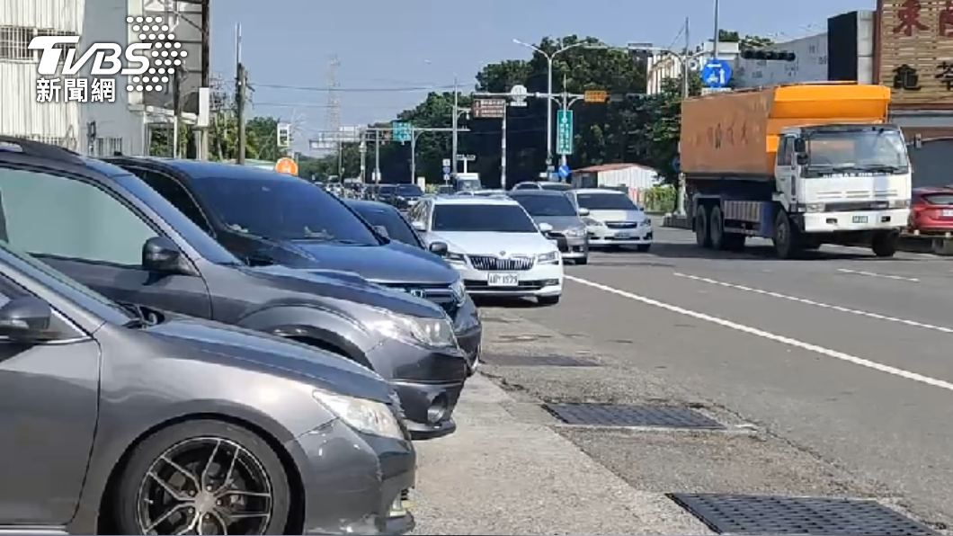 中秋連假首日,加油站擠滿車潮。(圖/TVBS)