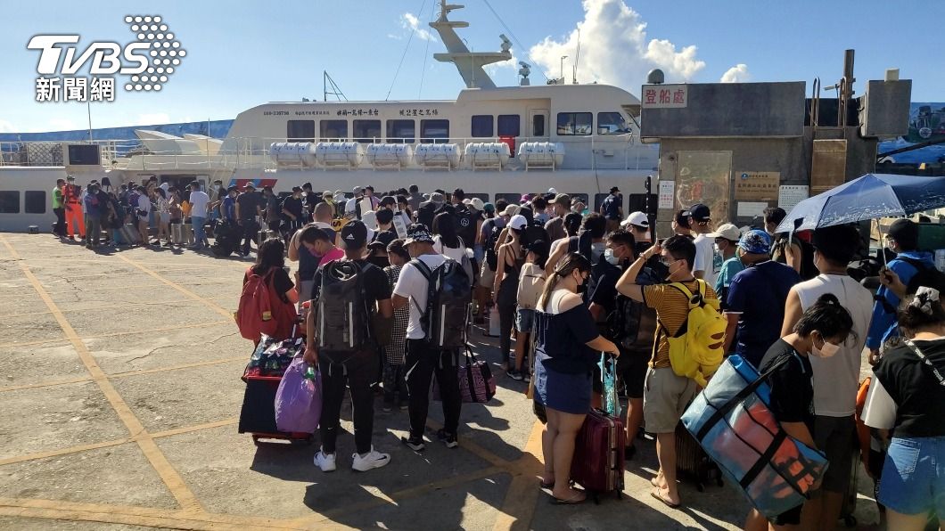 客輪班班滿!今估3千人湧綠島 台東富岡港設快篩站