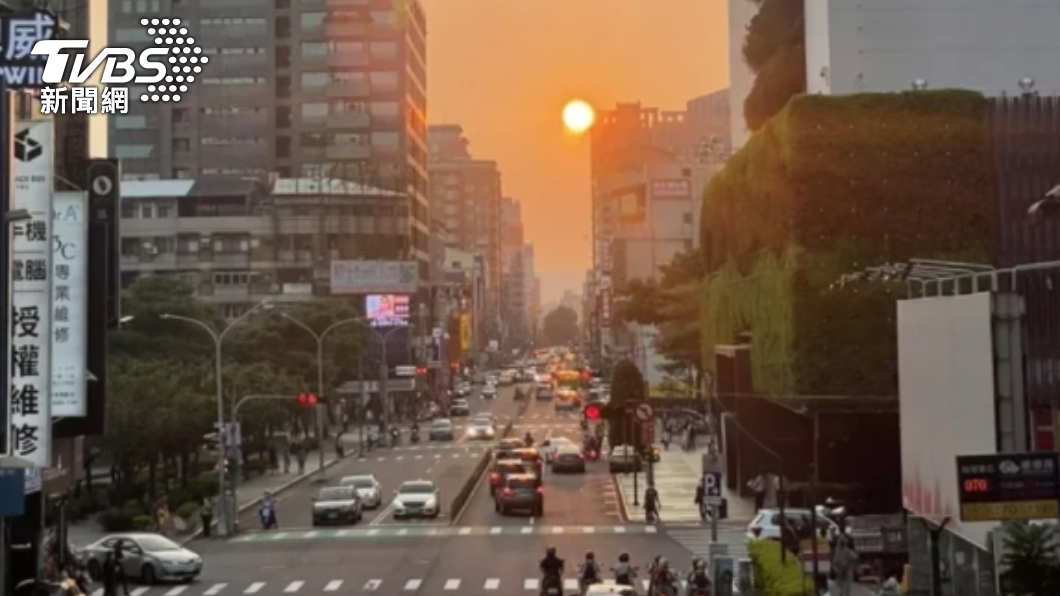 台中懸日快閃3天!火紅夕陽掉進路中央 民眾佔天橋搶拍