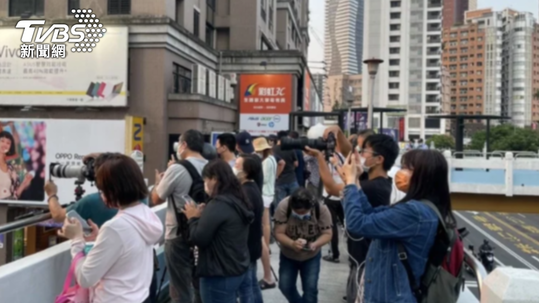 台中出現懸日美景,民眾紛紛至公益路與英才路口的天橋上拍攝。(圖/警方提供)