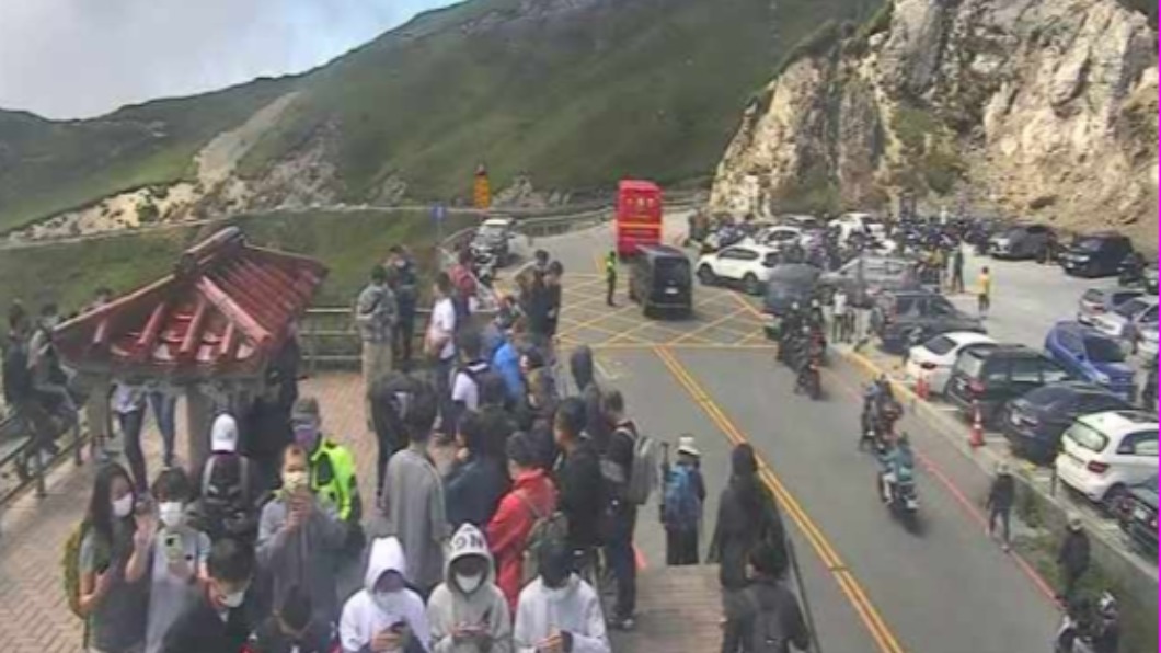 滿滿都是人!連假首日武嶺亭、陽明山塞爆 停車一位難求