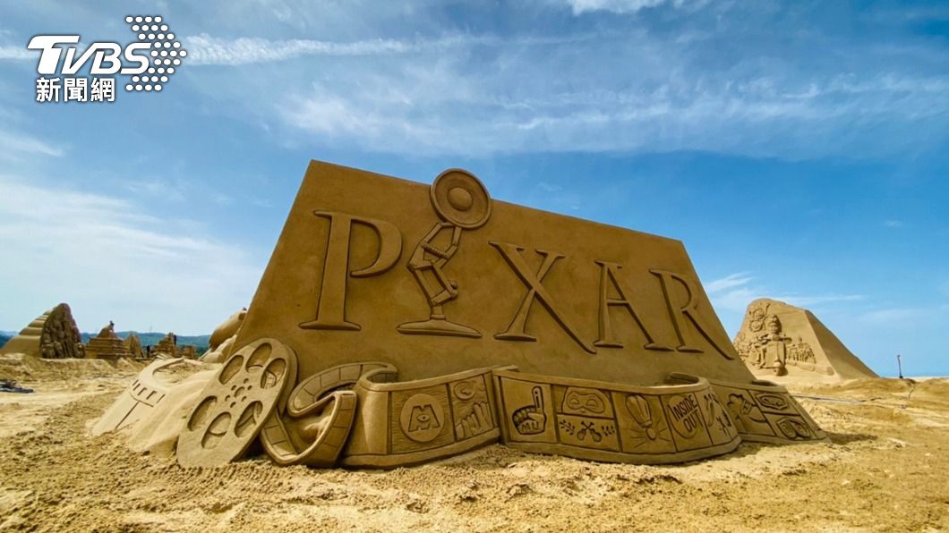 福隆沙雕季展出皮克斯Logo PIXAR等經典場景。(圖/中央社)
