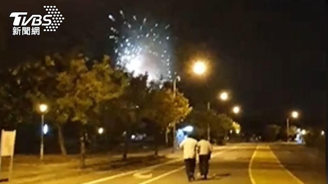 有民眾深夜在林默娘公園燃放高空煙火。(圖/TVBS)